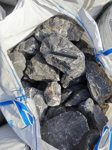 Kamenclub.ru: Черный мрамор скальник фр. 100-500 мм.  купить в Нововоронеже мрамор черный белый серый крупный колотый валун ландшафтный 8500 руб/т   фото КАМЕНЬ КЛУБ