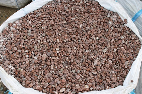 Kamenclub.ru: Мраморная крошка (щебень галтованный розовый) фр.10-20 мм.  купить в Нововоронеже мрамор розовый, красный ландшафтный декоративный окатанный округлый щебень 15000 руб/т   фото КАМЕНЬ КЛУБ