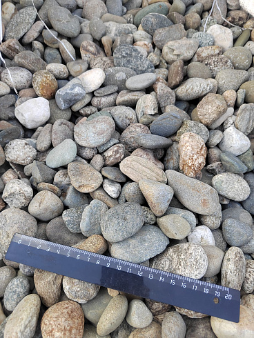 Kamenclub.ru: Галька речная окат (пестрая) фр. 20-40 мм. купить  в Нововоронеже галька речная пестрая, серая, серые оттенки галька речная окатанная округлая 5000 руб/т   фото КАМЕНЬ КЛУБ
