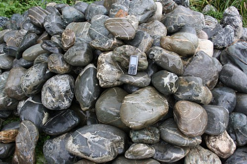 Kamenclub.ru: Валунчик Паутинник фр.100-300 мм  купить в Нововоронеже крупный природный камень галечник темно-серый с прожилками белый черный речной валунчик 5000 руб/т   фото КАМЕНЬ КЛУБ