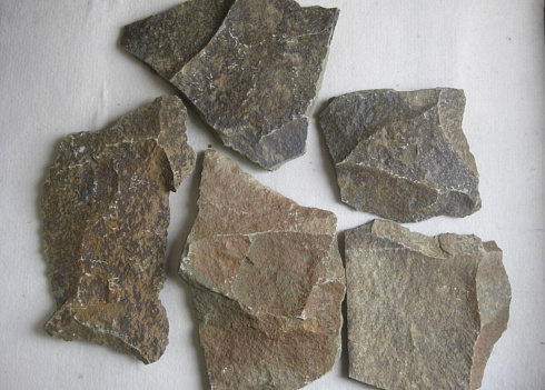 Kamenclub.ru: Песчаник пластушка "фонтанка" серо-зеленая (3,0-5,0 см)  купить в Нововоронеже песчаник серо-зеленая колотые плитки облицовочные пластушки 11400 руб/м3   фото КАМЕНЬ КЛУБ