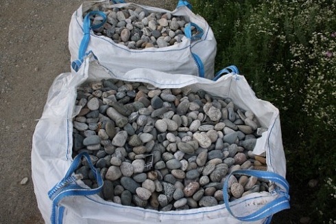 Kamenclub.ru: Галька речная окат (ассорти) фр. 50-100 мм. купить  в Нововоронеже галька природная округлая серая белая черная серая коричневая синяя галька речная окатанная округлая 6200 руб/т   фото КАМЕНЬ КЛУБ