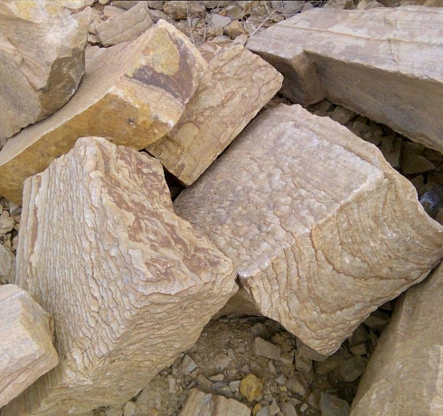 Kamenclub.ru: Песчаник пластушка желтый с рисунком (7-15 см)  купить в Нововоронеже плитняк - пластушка - бут желтый песчаник 10200 руб/м3   фото КАМЕНЬ КЛУБ