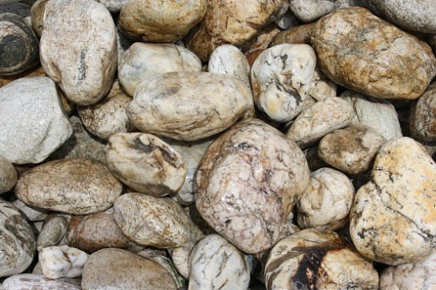 Kamenclub.ru: Кварцевый валунчик фр.100-300 мм.  купить в Нововоронеже кварц белый, бежевый молочный рыжий крупный природный камень галечник 7850 руб/т   фото КАМЕНЬ КЛУБ