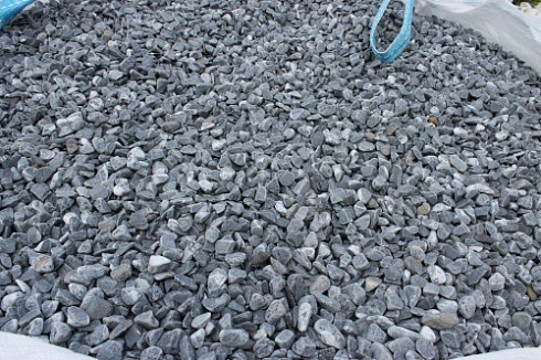 Kamenclub.ru: Щебень галтованный черный (мрамор) фр.10-20 мм.  купить в Нововоронеже мрамор черный с белыми прожилками, черный, белый окатанный округлый ландшафтный декоративный щебень 15000 руб/т   фото КАМЕНЬ КЛУБ