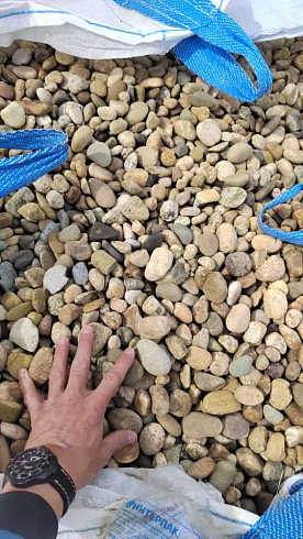 Kamenclub.ru: Галька речная окат рыжая фр. 20-40 мм. купить  в Нововоронеже галька речная окатанная рыжая желтая серая округлая речная галька 5000 руб/т   фото КАМЕНЬ КЛУБ