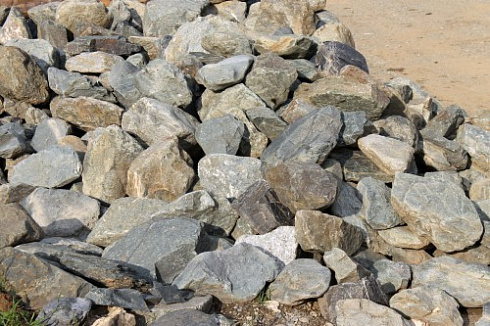 Kamenclub.ru: Гранит скальник (серо-зеленый) фр. 100-500 мм.  купить в Нововоронеже гранит зеленый, серый, салатовый крупный ландшафтный валун 6 000 руб/т   фото КАМЕНЬ КЛУБ