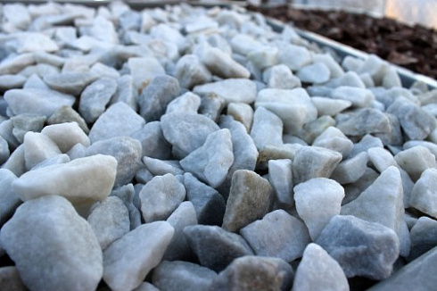 Kamenclub.ru: Мраморная крошка, щебень, цвет-белый,  фр. 20-40 мм.  купить в Нововоронеже мрамор белый молочный слоновая кость айвори  мраморная крошка ландшафтная 12000 руб/т   фото КАМЕНЬ КЛУБ