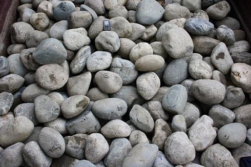 Kamenclub.ru: Темно-серый валунчик фр.100-300 мм.  купить в Нововоронеже крупный природный камень серый, темно-серый, светло-серый речная галька большого размера окатанная 4500 руб/т   фото КАМЕНЬ КЛУБ