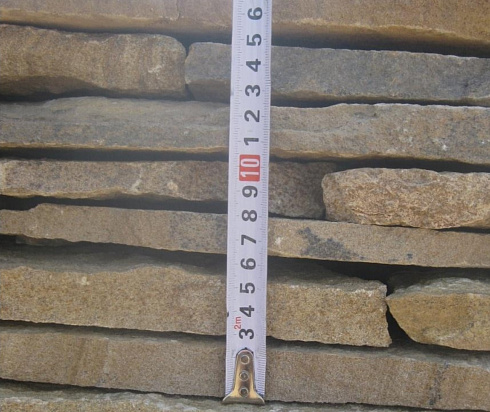 Kamenclub.ru: Песчаник пластушка желтый с разводом под дерево (2 см)  купить в Нововоронеже плитняк желтый с разводами, желтый, рыжий, серый песчаник пластушка рваная ландшафтная 11 000 руб/м3   фото КАМЕНЬ КЛУБ