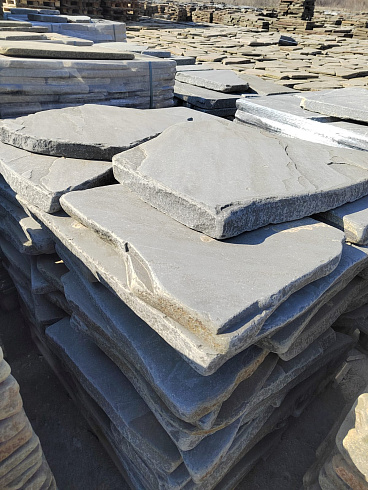 Kamenclub.ru: Песчаник пластушка галтованная светло-серая (3,0 см)  купить в Нововоронеже песчаник светло-серый, серый ландшафтный камень рваный колотый 21000 руб/м3   фото КАМЕНЬ КЛУБ