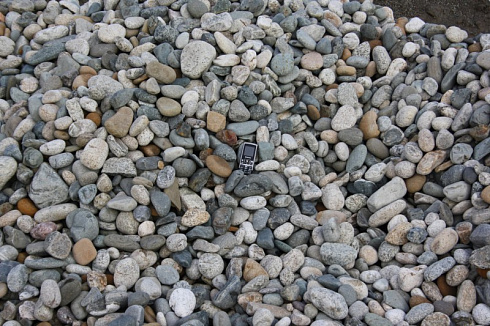 Kamenclub.ru: Галька речная окат (серая) фр.40-60 мм купить  в Нововоронеже галька речная серый бежевый рыжий коричневый округлый речной камень 5000 руб/т   фото КАМЕНЬ КЛУБ