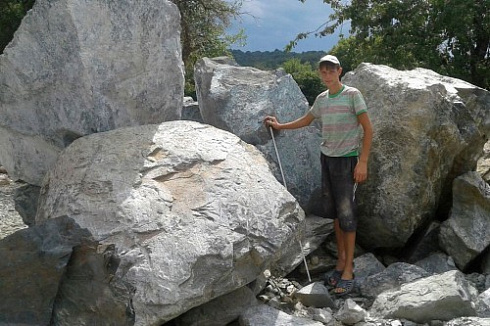 Kamenclub.ru: Змеевик скальник фр. 500-1500 мм.  купить в Нововоронеже змеевик зеленый серый черный глыба скальная колотая 7500 руб/т   фото КАМЕНЬ КЛУБ