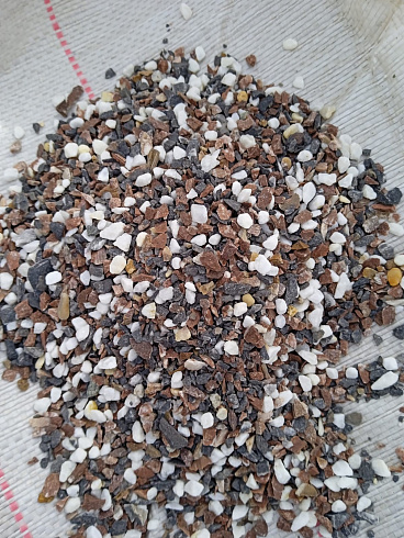 Kamenclub.ru: Мраморная крошка (щебень крошка микс : белый-черный-розовый) фр. 5-10 мм.  купить в Нововоронеже мрамор белый, черный, розовый, разноцветный микс декоративная мраморная каменная крошка 12000 руб/т   фото КАМЕНЬ КЛУБ