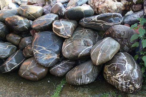 Kamenclub.ru: Валунчик Паутинник фр.100-300 мм  купить в Нововоронеже крупный природный камень галечник темно-серый с прожилками белый черный речной валунчик 5000 руб/т   фото КАМЕНЬ КЛУБ