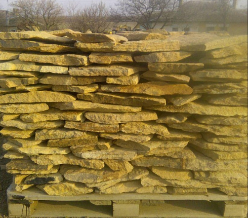 Kamenclub.ru: Песчаник пластушка "фонтанка" желтая (3,0 - 5,0 см)  купить в Нововоронеже песчаник желтая, рыжий, желтый песчаник колотый рваный со сколом облицовочный 16200 руб/м3   фото КАМЕНЬ КЛУБ