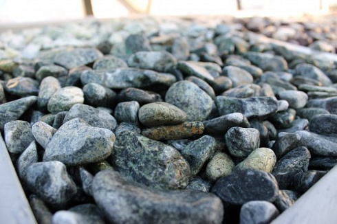 Kamenclub.ru: Щебень галтованный зеленый (змеевик) фр. 20-40 мм.  купить в Нововоронеже мрамор зеленый, салатовый оголтованный щебень мраморный 12500 руб/т   фото КАМЕНЬ КЛУБ