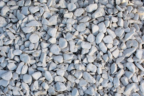 Kamenclub.ru: Мраморная крошка (щебень галтованный белый) фр.40-70 мм.  купить в Нововоронеже мрамор белый молочный айвори окатанный округлый природный камень 17000 руб/т   фото КАМЕНЬ КЛУБ