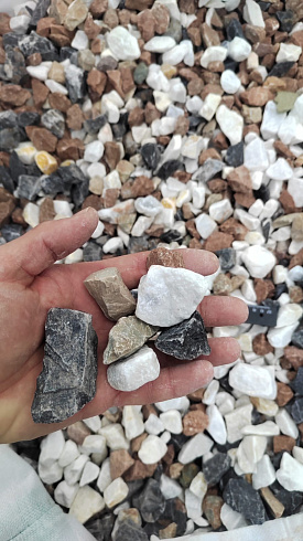 Kamenclub.ru: Мраморная крошка (щебень крошка микс : белый-черный-розовый) фр. 20-40 мм.  купить в Нововоронеже мрамор белый, черный, розовый декоративная ландшафтная крошка 12000 руб/т   фото КАМЕНЬ КЛУБ