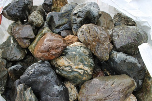 Kamenclub.ru: Ландшафтные валунчики фр.100-500 мм.  купить в Нововоронеже крупный природный камень серый, темно-серый, светло-серый речной валун крупный 4800 руб/т   фото КАМЕНЬ КЛУБ