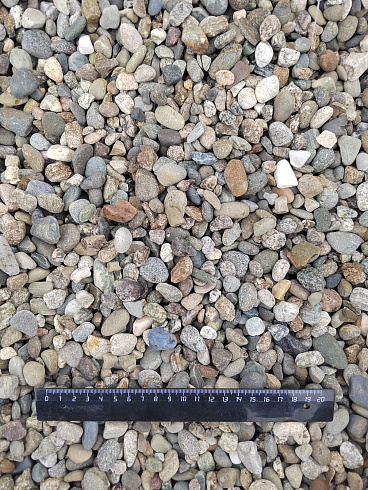 Kamenclub.ru: Галька речная окат (серая) фр.10-20 мм купить  в Нововоронеже галька речная серая, серый, темно-серый, светло-серый, коричневый ландшафтная декоративная речная окатанная округлая галька 5000 руб/т   фото КАМЕНЬ КЛУБ