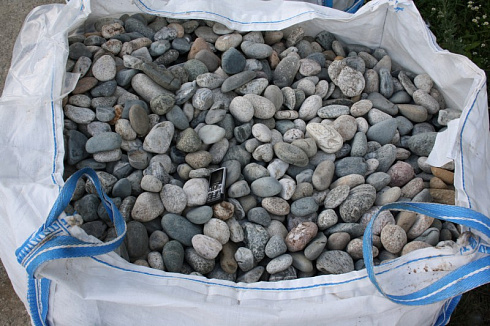 Kamenclub.ru: Галька речная окат (серая) фр.40-60 мм купить  в Нововоронеже галька речная серый бежевый рыжий коричневый округлый речной камень 5000 руб/т   фото КАМЕНЬ КЛУБ