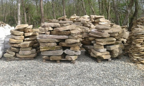 Kamenclub.ru: Песчаник плиты - плахи - пошаговые дорожки (фр. 70-150 мм)  купить в Нововоронеже песчаник серый бежевый желтый зеленый колотый песчаник строительный 6500 руб/т   фото КАМЕНЬ КЛУБ