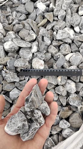 Kamenclub.ru: Щебень галтованный черный (мрамор) фр.40-70 мм.  купить в Нововоронеже мрамор черный с белыми прожилками, черный, белый щебень галтованный округлый 13500 руб/т   фото КАМЕНЬ КЛУБ