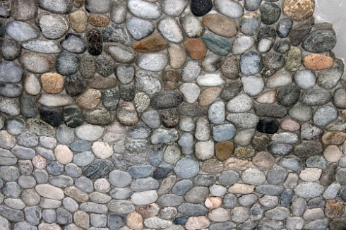 Kamenclub.ru: Галька речная плоская (ассорти) фр. 70-150 мм. купить  в Нововоронеже галька галечник серый белый темно-серый синий светло-серый плоская природная галька  9000 руб/т   фото КАМЕНЬ КЛУБ