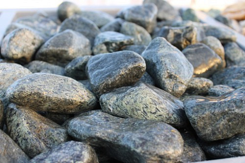 Kamenclub.ru: Щебень галтованный зеленый (змеевик) фр. 50-100 мм.  купить в Нововоронеже галтовка мраморная зеленый, салатовый мрамор 12 500 руб/т   фото КАМЕНЬ КЛУБ