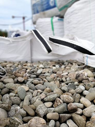 Kamenclub.ru: Галька речная окат (пестрая) фр. 20-40 мм. купить  в Нововоронеже галька речная пестрая, серая, серые оттенки галька речная окатанная округлая 5000 руб/т   фото КАМЕНЬ КЛУБ