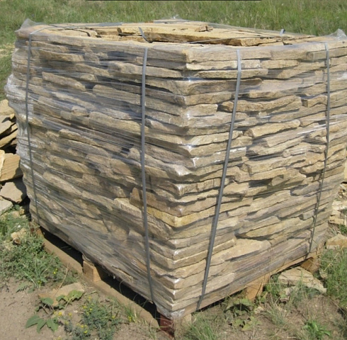 Kamenclub.ru: Песчаник пластушка желтый с рисунком (3 см)  купить в Нововоронеже песчаник желтый с рисунком, рыжий, желтый песчаник пластушка ландшафтная рваная 8 500 руб/м3   фото КАМЕНЬ КЛУБ