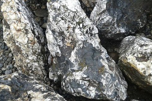 Kamenclub.ru: Черный гранит - кварцит фр. 100-500 мм.  купить в Нововоронеже мрамор гранит черный с белыми прожилками, серый, белый валун скальный колотый 7000 руб/т   фото КАМЕНЬ КЛУБ