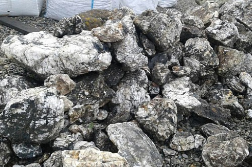 Kamenclub.ru: Черный гранит - кварцит фр. 500-1000 мм.  купить в Нововоронеже гранит кварцит черный серый белый скальный колотый валун 9750 руб/т   фото КАМЕНЬ КЛУБ