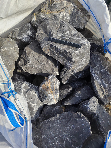 Kamenclub.ru: Черный мрамор скальник фр. 100-500 мм.  купить в Нововоронеже мрамор черный белый серый крупный колотый валун ландшафтный 8500 руб/т   фото КАМЕНЬ КЛУБ