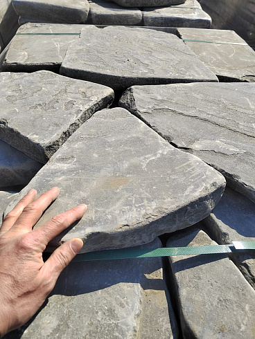 Kamenclub.ru: Песчаник пластушка светло-серый (4,0 - 6,0 см)  купить в Нововоронеже плитняк - пластушка светло-серый песчаник 12600 руб/м3   фото КАМЕНЬ КЛУБ