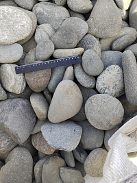 Kamenclub.ru: Галька речная плоская (темно-серая) фр. 70-150 мм. купить в Нововоронеже галечник природный темно-серый серый синий речная плоская природная окатанная  9000 руб/т   фото КАМЕНЬ КЛУБ