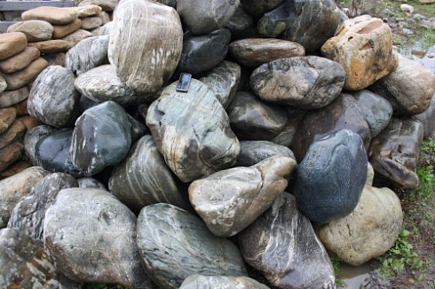 Kamenclub.ru: Речной валун Кабанчик фр.300-500 мм.  купить в Нововоронеже крупный природный камень галька серый, темно-серый речной валун галечник масштабный 7000 руб/т   фото КАМЕНЬ КЛУБ