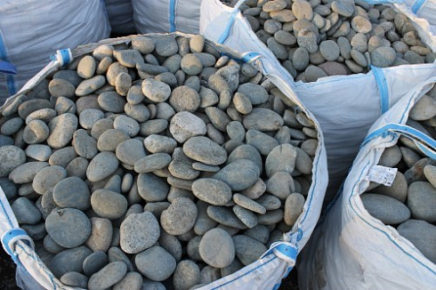 Kamenclub.ru: Галька речная плоская (ассорти) фр. 100-200-300 мм. купить  в Нововоронеже галька плоская разноцветная серый белый темно-серый синий речная галька ландшафтная 8000 руб/т   фото КАМЕНЬ КЛУБ