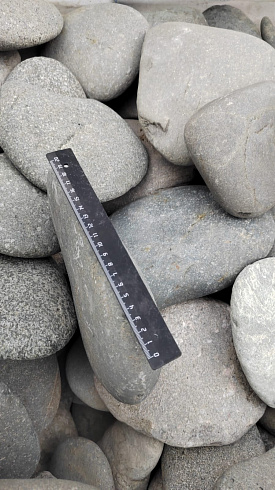 Kamenclub.ru: Галька речная плоская (темно-серая) фр. 70-150 мм. купить  в Нововоронеже галечник природный темно-серый серый синий речная плоская природная окатанная  9000 руб/т   фото КАМЕНЬ КЛУБ