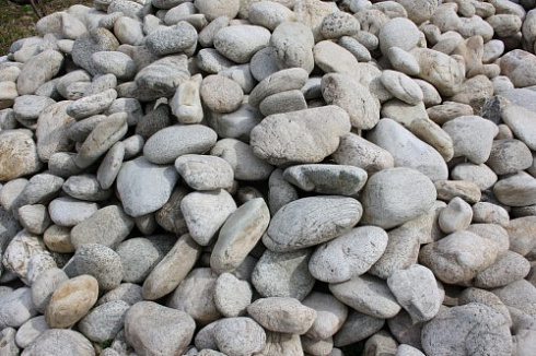 Kamenclub.ru: Бело-серый валунчик фр.100-300 мм.  купить в Нововоронеже крупный камень для ландшафта серый, белый бело-серый валун крупная галька 4500 руб/т   фото КАМЕНЬ КЛУБ