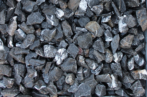 Kamenclub.ru: Щебень крошка черный (мрамор) фр. 40-70 мм.  купить в Нововоронеже мрамор черный с белыми прожилками, черный, белый декоративный щебень 11000 руб/т   фото КАМЕНЬ КЛУБ