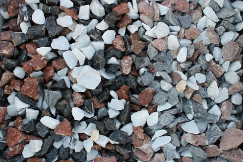 Kamenclub.ru: Мраморная крошка (щебень крошка микс : белый-черный-розовый) фр. 20-40 мм.  купить в Нововоронеже мрамор белый, черный, розовый декоративная ландшафтная крошка 12000 руб/т   фото КАМЕНЬ КЛУБ