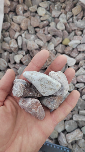 Kamenclub.ru: Мраморная крошка (щебень галтованный розовый) фр.20-40 мм.  купить в Нововоронеже мрамор розовый, красный оголтованный округлый щебень  15000 руб/т   фото КАМЕНЬ КЛУБ