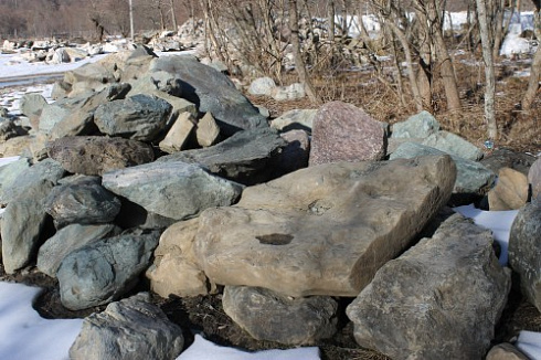 Kamenclub.ru: Гранит скальник (серо-зеленый) фр. 500-1500 мм.  купить в Нововоронеже гранит мрамор  серый зеленый темно-серый глыба скальная колотая ландшафтная 7 500 руб/т   фото КАМЕНЬ КЛУБ