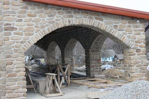 Kamenclub.ru: Песчаник для строительства и кладки блочный (фр 100-200 мм)  купить в Нововоронеже песчаник бежевый серый рыжий валун мелкий для строительства песчаник 6500 руб/т   фото КАМЕНЬ КЛУБ