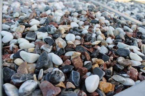 Kamenclub.ru: Мраморная крошка (щебень галтованный микс:белый-черный-розовый-медовый) фр.10-20 мм.  купить в Нововоронеже мрамор белый, медовый, черный, розовый мраморный декоративный ландшафтный окатанный округлый галтованный щебень 15500 руб/т   фото КАМЕНЬ КЛУБ