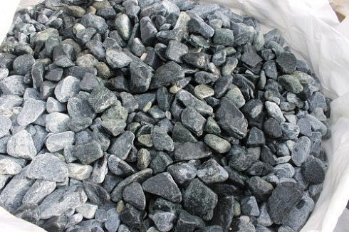 Kamenclub.ru: Щебень галтованный зеленый (змеевик) фр. 50-100 мм.  купить в Нововоронеже галтовка мраморная зеленый, салатовый мрамор 12 500 руб/т   фото КАМЕНЬ КЛУБ