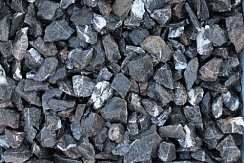 Kamenclub.ru: Щебень крошка черный (мрамор) фр. 5-10 мм.  купить в Нововоронеже мрамор черный с белыми прожилками, черный, белый мраморная крошка декоративная ландшафтная 11000 руб/т   фото КАМЕНЬ КЛУБ