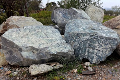 Kamenclub.ru: Змеевик скальник фр. 500-1500 мм.  купить в Нововоронеже змеевик зеленый серый черный глыба скальная колотая 7500 руб/т   фото КАМЕНЬ КЛУБ